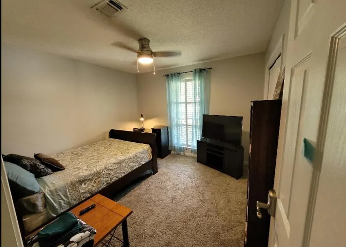Bedroom Four Minutes From Beach