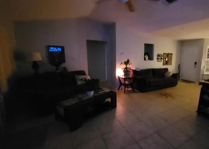Bedroom Four Minutes From Beach